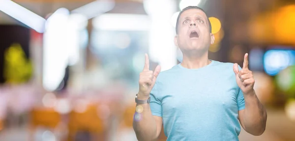 Hombre Árabe Mediana Edad Con Camiseta Azul Sobre Fondo Aislado —  Fotos de Stock