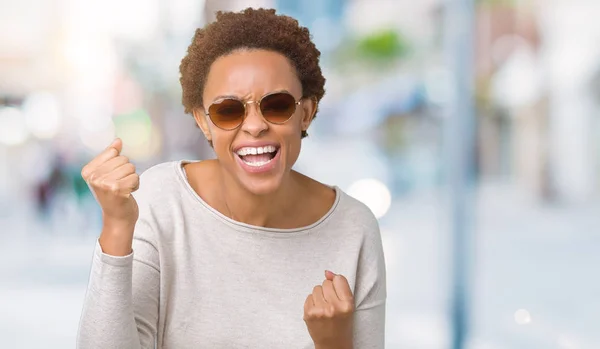 Bella Giovane Donna Afroamericana Che Indossa Occhiali Sole Sfondo Isolato — Foto Stock