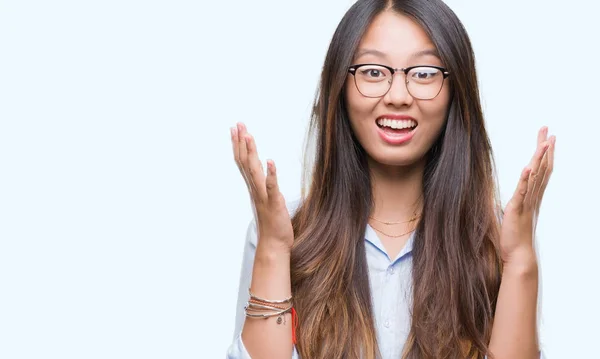Joven Mujer Negocios Asiática Con Gafas Sobre Fondo Aislado Celebrando —  Fotos de Stock