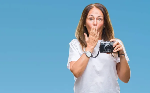 Hispanische Frau Mittleren Alters Fotografiert Mit Vintage Fotokamera Über Isoliertem — Stockfoto