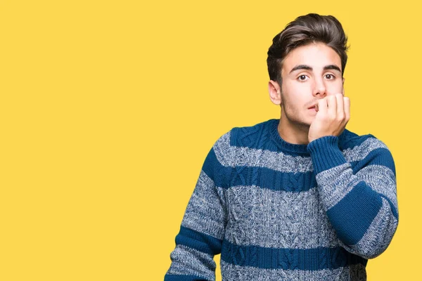 Genç yakışıklı adam stresli ve gergin ile izole arka plan üzerinde tırnak ısırma dudaklarından eller. Anksiyete sorunu.