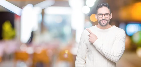 Joven Hombre Guapo Con Gafas Sobre Fondo Aislado Señalando Con — Foto de Stock