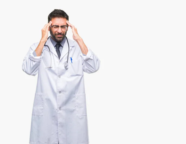 Volwassen Hispanic Dokter Man Geïsoleerde Achtergrond Met Hand Het Hoofd — Stockfoto
