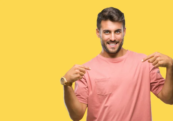 Jovem Homem Bonito Sobre Fundo Isolado Olhando Confiante Com Sorriso — Fotografia de Stock