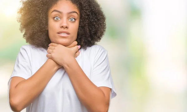 年轻的美国黑人妇女在孤立的背景下叫喊和窒息 因为痛苦扼杀 健康问题 窒息和自杀概念 — 图库照片