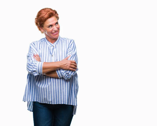 Attraktive Ältere Kaukasische Rotschopf Frau Über Isolierten Hintergrund Lächelnd Seite — Stockfoto