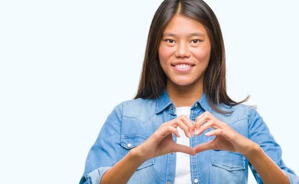 Jonge Aziatische Vrouw Geïsoleerde Achtergrond Glimlachend Liefde Met Hartsymbool Vorm — Stockfoto