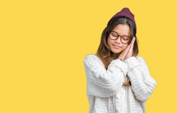 Junge Schöne Brünette Hipsterfrau Mit Brille Und Wintermütze Vor Isoliertem — Stockfoto