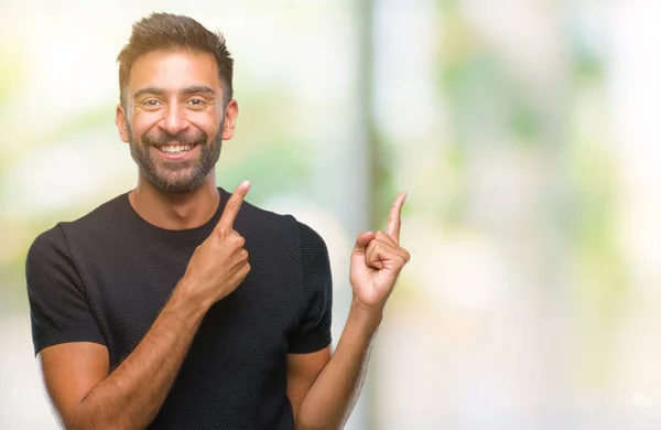 Hombre Hispano Adulto Sobre Fondo Aislado Sonriendo Mirando Cámara Apuntando — Foto de Stock
