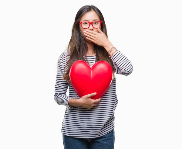 Junge Asiatische Verliebte Frau Hält Leseherz Über Isolierten Hintergrunddeckel Mund — Stockfoto