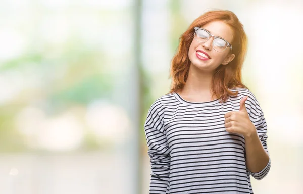 Junge Schöne Frau Über Isoliertem Hintergrund Mit Brille Die Glückliche — Stockfoto