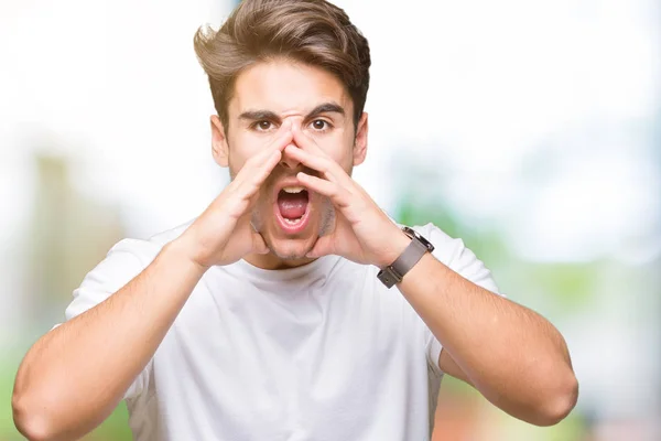 Joven Hombre Guapo Con Camiseta Blanca Sobre Fondo Aislado Gritando —  Fotos de Stock