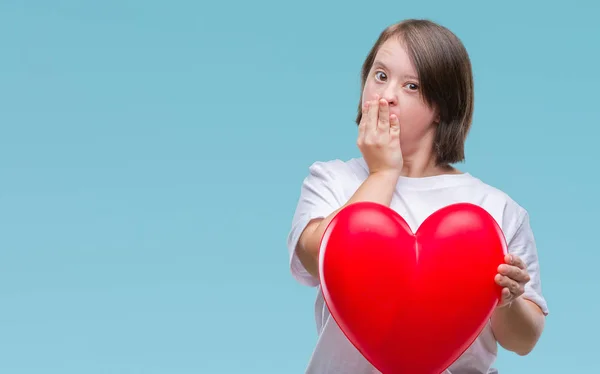 Молода Доросла Жінка Синдромом Дауна Тримає Червоне Серце Покриває Рот — стокове фото