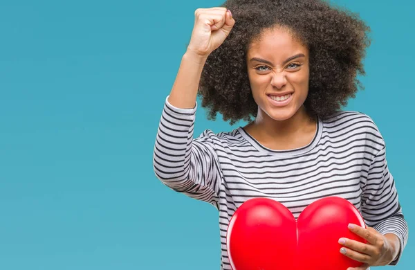 Mladá Američanka Afro Hospodářství Červené Srdce Lásce Izolované Pozadí Naštvaný — Stock fotografie