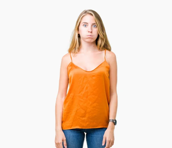 Piękna Młoda Kobieta Pomarańczowy Koszulkę Białym Tle Sapiąc Policzki Śmieszną — Zdjęcie stockowe