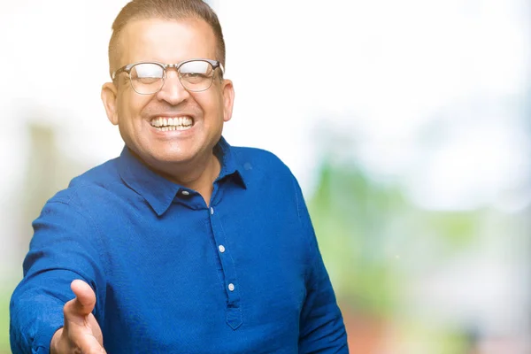 Medelåldern Arabiska Mannen Bär Glasögon Över Isolerade Bakgrund Leende Vänliga — Stockfoto