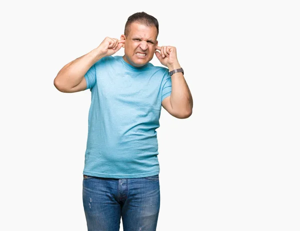 Arabischer Mann Mittleren Alters Der Ein Blaues Shirt Über Isoliertem — Stockfoto