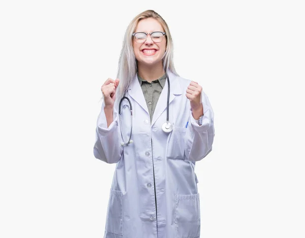 Młoda Blondynka Lekarz Kobieta Białym Tle Podekscytowany Sukces Ramionami Wywoływane — Zdjęcie stockowe
