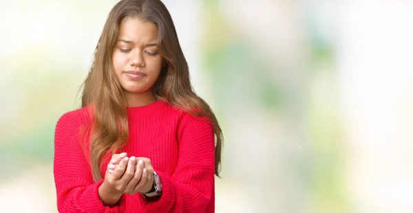 年轻美丽的黑发妇女穿着红色的冬季毛衣在孤立的背景下遭受疼痛的手和手指 关节炎炎症 — 图库照片