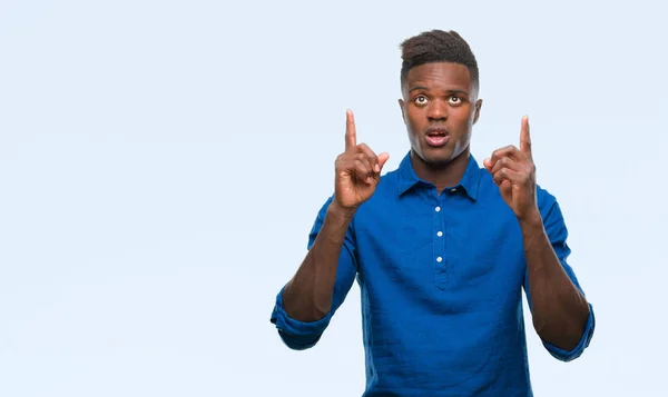 Joven Afroamericano Sobre Fondo Aislado Asombrado Sorprendido Mirando Hacia Arriba — Foto de Stock