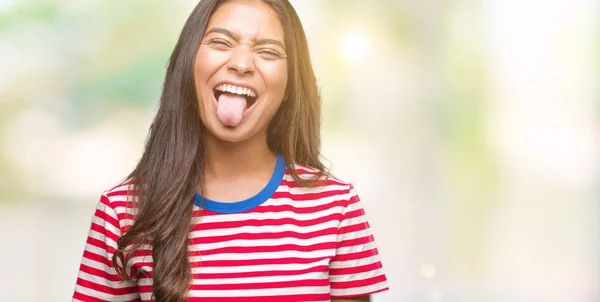 Junge Schöne Arabische Frau Über Isolierten Hintergrund Streckt Zunge Glücklich — Stockfoto