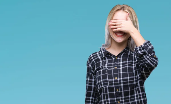 Jovem Loira Sobre Fundo Isolado Sorrindo Rindo Com Mão Rosto — Fotografia de Stock