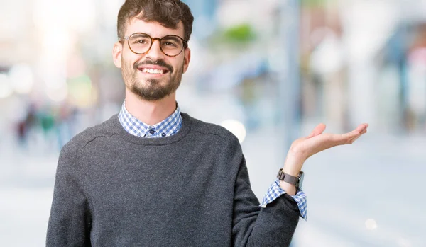 Joven Hombre Guapo Inteligente Con Gafas Sobre Fondo Aislado Sonriendo — Foto de Stock