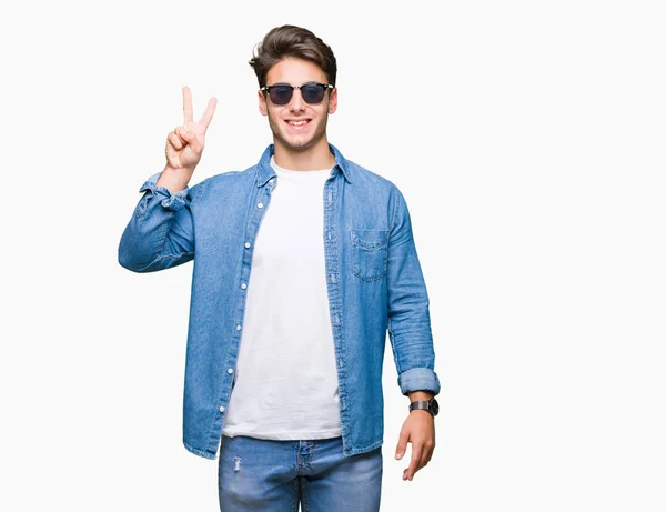 Joven Hombre Guapo Con Gafas Sol Sobre Fondo Aislado Mostrando —  Fotos de Stock
