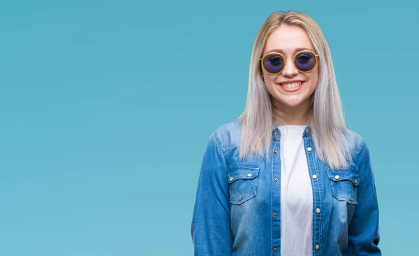 Mulher Loira Jovem Usando Óculos Sol Sobre Fundo Isolado Com — Fotografia de Stock