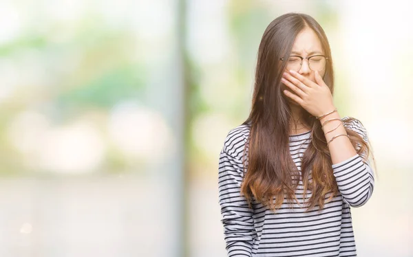 Jovem Mulher Asiática Vestindo Óculos Sobre Fundo Isolado Entediado Bocejo — Fotografia de Stock