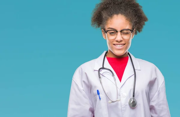 年轻的美国黑人医生妇女在孤立的背景眨眼看着相机与性感的表情 开朗和快乐的脸 — 图库照片