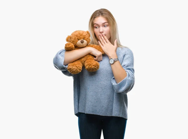 Jonge Kaukasische Vrouw Houdt Van Schattige Teddybeer Geïsoleerde Achtergrond Dekking — Stockfoto