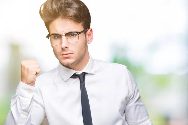 Młody Biznesmen Noszący Okulary Odosobnionym Tle Wściekły Wściekły Podnoszący Pięść — Zdjęcie stockowe