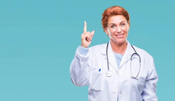 Starszym Lekarzem Kaukaski Kobieta Ubrana Medycznych Uniform Nad Palcem Wskazującym — Zdjęcie stockowe