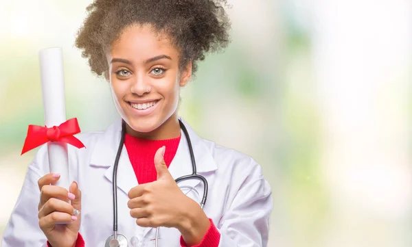 Junge Afroamerikanische Ärztin Hält Grad Über Isoliertem Hintergrund Glücklich Mit — Stockfoto