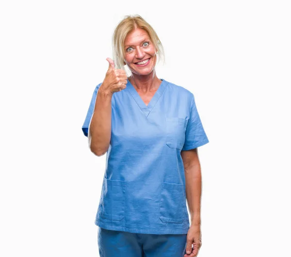 Medelålders Blond Kvinna Bär Läkare Sjuksköterska Uniform Över Isolerade Bakgrund — Stockfoto