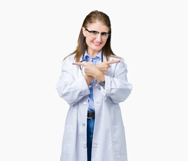 Μέση Ηλικία Ώριμο Γιατρός Γυναίκα Φορώντας Ιατρική Παλτό Πάνω Από — Φωτογραφία Αρχείου