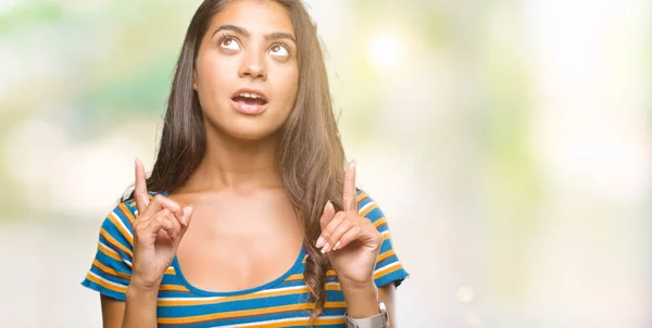 Joven Mujer Árabe Hermosa Sobre Fondo Aislado Sorprendido Sorprendido Mirando — Foto de Stock