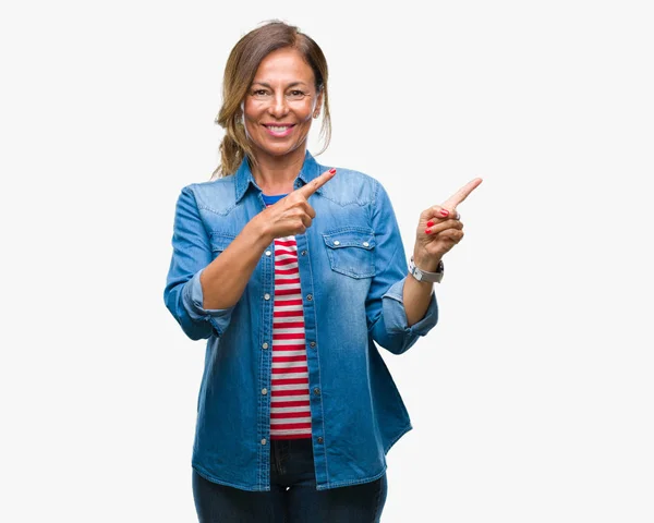 Ältere Hispanische Frau Mittleren Alters Über Isoliertem Hintergrund Lächelt Und — Stockfoto