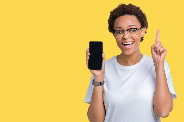 Young African American Woman Showing Smartphone Screen Isolated Background Surprised — Stock Photo, Image