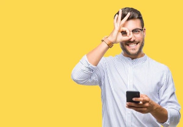 Giovane Uomo Bello Sms Utilizzando Smartphone Sfondo Isolato Con Volto — Foto Stock