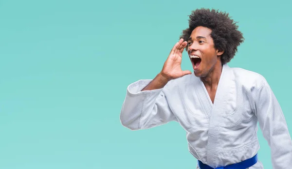 Hombre Afroamericano Usando Kimono Karate Sobre Fondo Aislado Gritando Gritando — Foto de Stock