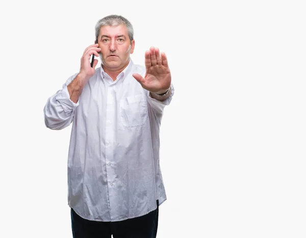 Szép Magas Rangú Ember Beszél Smartphone Keresztül Elszigetelt Háttér Nyissa — Stock Fotó