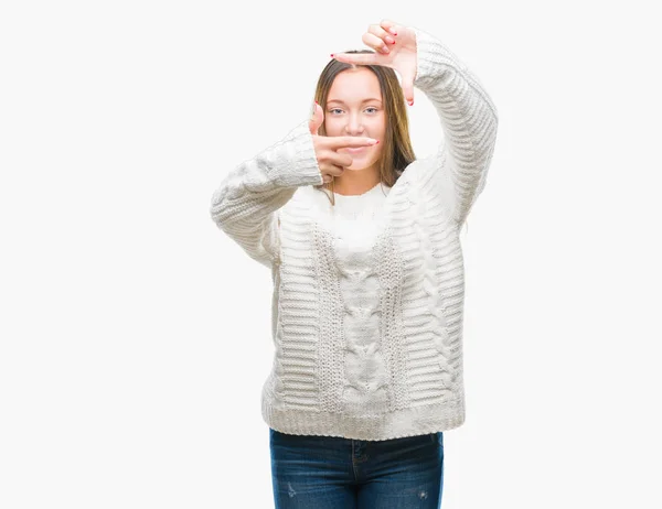 年轻美丽的白人妇女穿着冬季毛衣在孤立的背景微笑制作框架用手和手指与快乐的脸 创意与摄影理念 — 图库照片