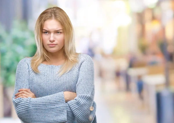 Mujer Caucásica Joven Con Suéter Invierno Sobre Fondo Aislado Escéptico — Foto de Stock