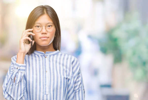 Junge Asiatische Frau Telefoniert Über Isolierten Hintergrund Mit Einem Selbstbewussten — Stockfoto