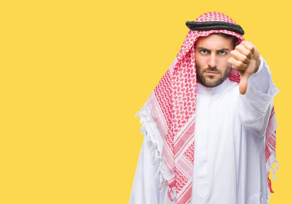 Junger Gutaussehender Mann Der Keffiyeh Über Isoliertem Hintergrund Trägt Sieht — Stockfoto