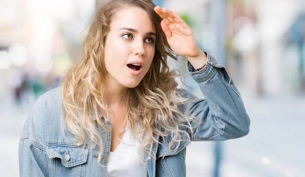 Schöne Junge Blonde Frau Jeansjacke Über Isoliertem Hintergrund Sehr Glücklich — Stockfoto