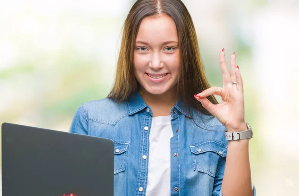 Fiatal Kaukázusi Használ Laptop Jel Ujjaival Kiváló Szimbólum Izolált Háttérben — Stock Fotó