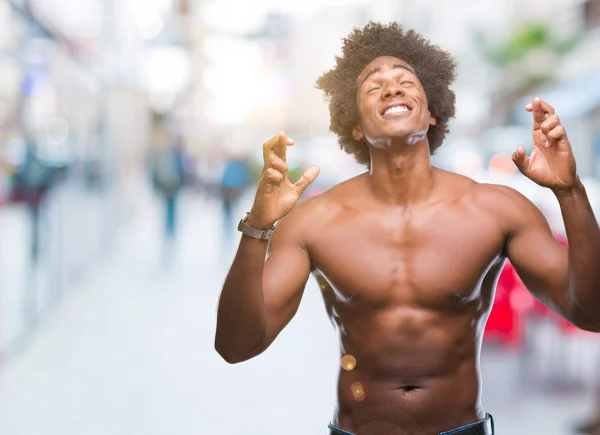 Afro American Shirtless Człowiek Pokazuje Nagie Ciało Białym Tle Uśmiechnięty — Zdjęcie stockowe